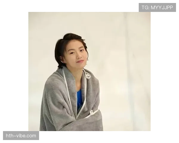 陈芋汐训练完随手啃个苹果，这自律看得我零食都咽不下去了